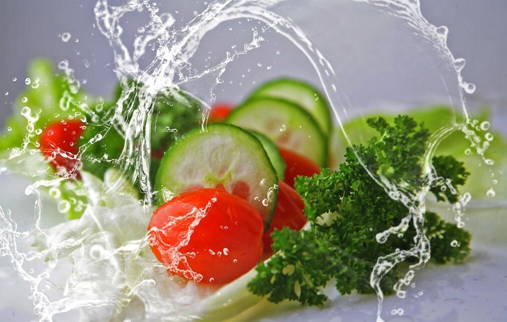 La dieta saludable y el agua son elementos importantes necesarios para perder peso. 