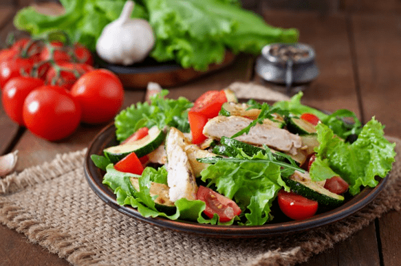 La ensalada de pollo y verduras es una excelente opción para una cena ligera después de hacer ejercicio. 